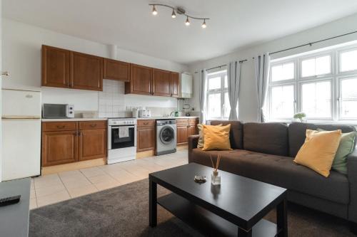Spacious,2BR,2BA,High Street,Parking,WiFi