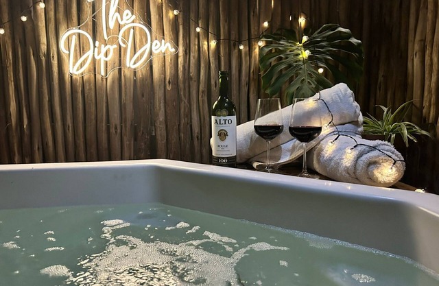 Cozy guest suite w/ fireplace & hot tub (jacuzzi)