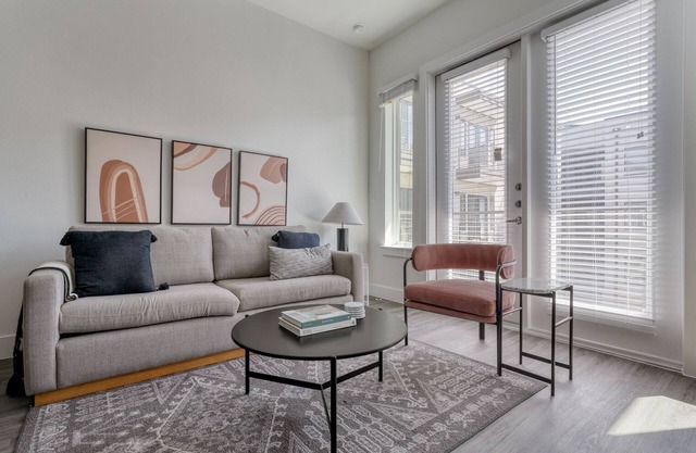 Spacious 2BR in the Highlands w/ Pool, W/D & Gym, walkable, by Blueground