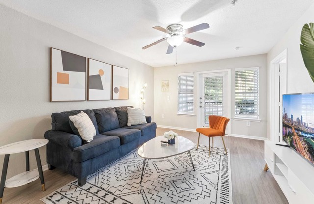 Spacious 2BR King Suite w Gym&Pool close to DT