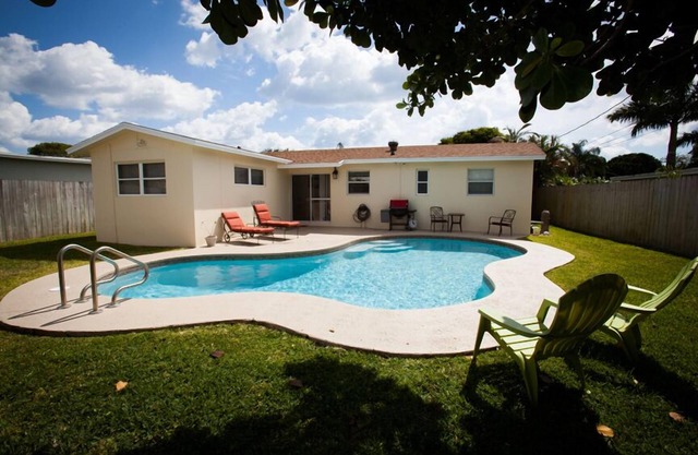 Amplia casa privada 3/2 con piscina ubicada a 1 cuadra del parque Dreher