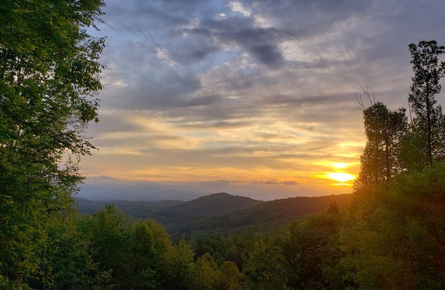 Spacious 3/3 Cabin - Mountain Views , HOT TUB, Game Room & Wi-Fi!