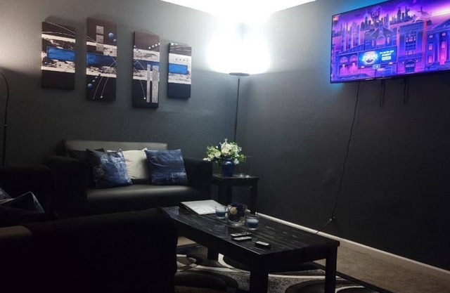 Spacious 3 bedroom house 15 mins from downtown