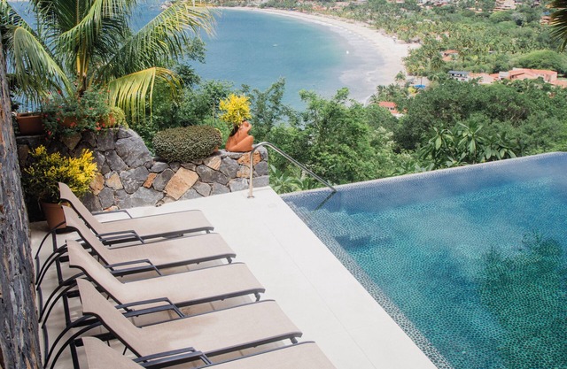 Spacious 3-bedroom apartment in beautiful Zihuatanejo with WiFi, AC