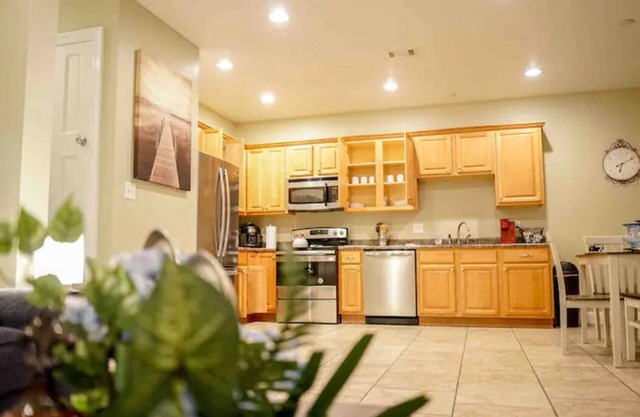 Spacious 3BR 2BA / Balcony / 4 TVs / Strong Wi-Fi