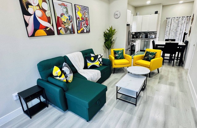 Modern new 3BR, 3Bath, 5beds, central to major Houston attractions.