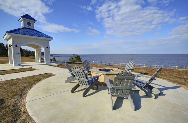 Spacious 3BR Condo w/ Waterfront View & Pool