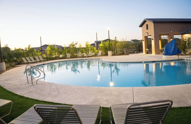 Modern 3BR Tucson Home - Pools, Playgrounds, AC in a Quiet Neighborhood