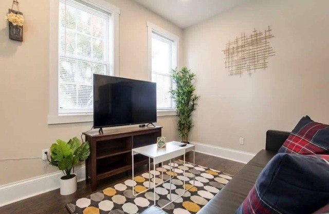Spacious 3BR House with Backyard in NULU CozySuites