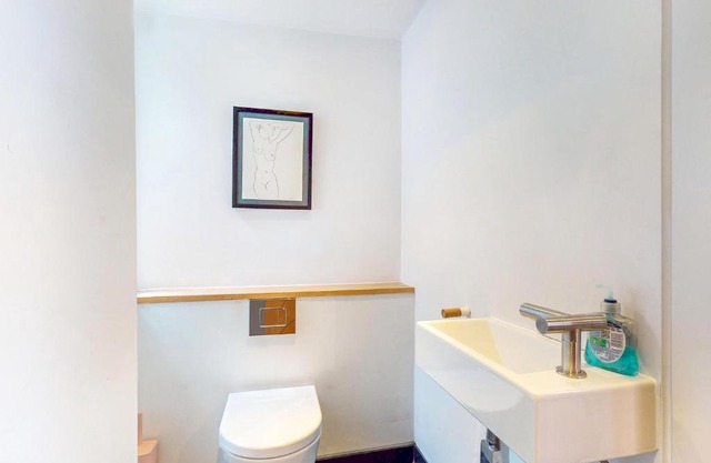 Spacious 4 Bed Home - 5 min walk to 2 Stations