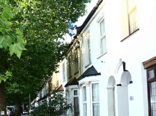 Spacious 4-Bed House - Sleeps 5 Garden & Parking