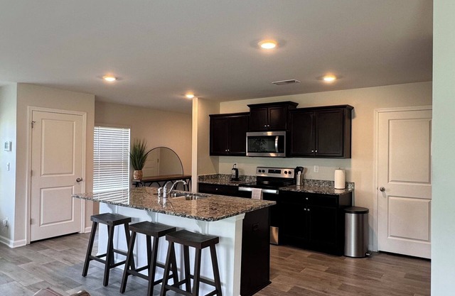 Spacious 4-bedroom building in lovely Boiling Springs with WiFi, AC
