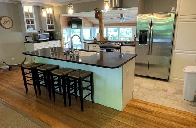 Spacious 4-bedroom house in wonderful Russell Springs with WiFi, AC