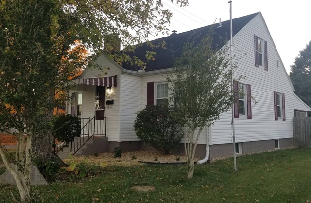 Spacious 4-bedroom 2 Bath in central Wilmington. with Hot Tub.