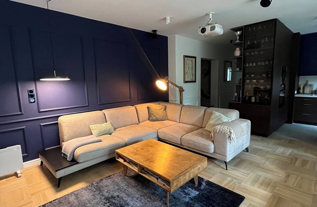 Spacious 4-bedroom apartment with WiFi, AC in charming Warszawa