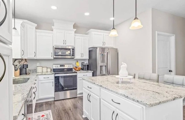 Charming 4-bedroom farmhouse in Hollywood of the South, Covington with AC, WiFi