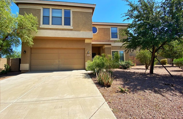 Spacious 4 Bedroom Home w/ Mountain Views
