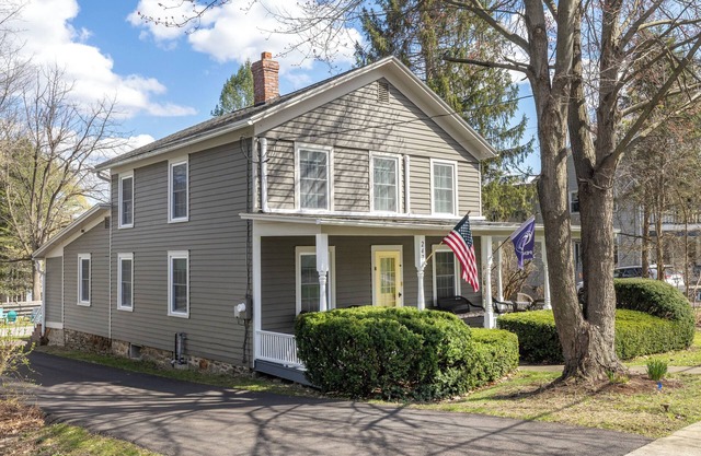 Spacious 4-bedroom vacation home steps to Keuka Lake