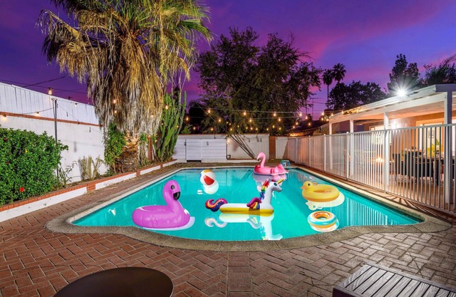 Spacious 4-BR West Hills, LA home w/ pool, spa, arcades, games on quiet street