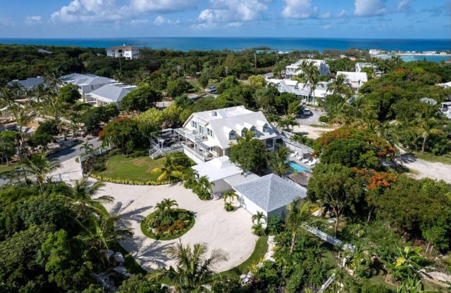 4BR Hilltop Home con piscina y carrito de golf para uso en la playa: ¡perfecto para familias!