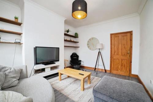 Spacious 4BR Home, Garden, Smart TV, WiFi, Heanor