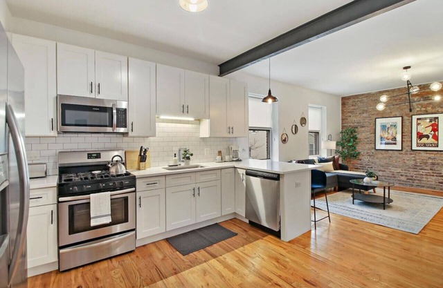 Modern 4BR Pilsen Apt near Restaurants