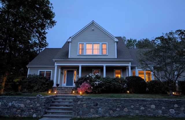 Spacious 5-Bedroom Private Retreat!!! Private setting close to beaches & Newport