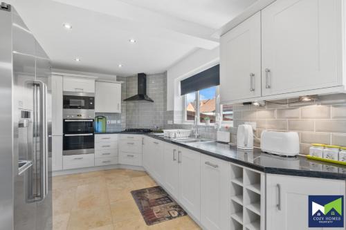 Spacious 5 Bedroom 2 Bathroom Home with Parking, WiFi and Garden Near NEC, HS2 and Solihull