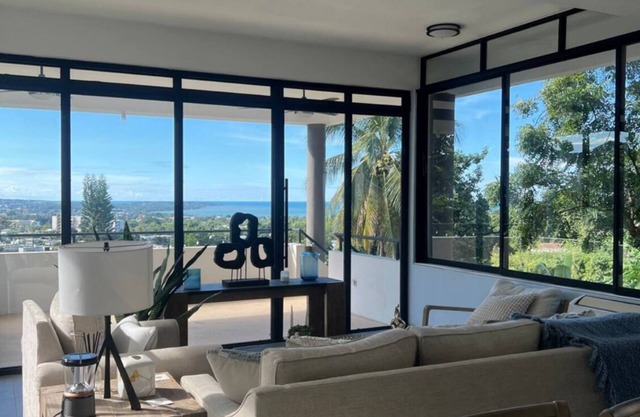 Espaciosa casa de 5 habitaciones en Mayagüez con increíbles vistas al mar.