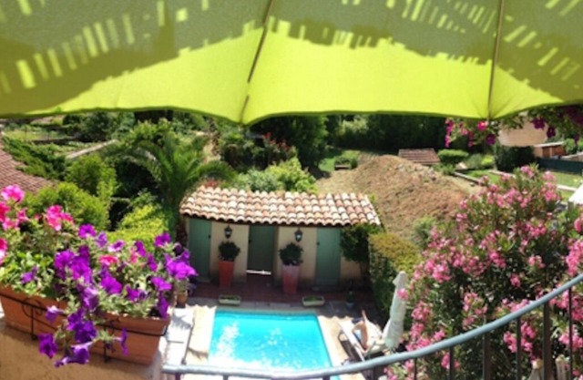 Spacious 5-bedroom Villa with AC, pool, WiFi and more in charming Carcès