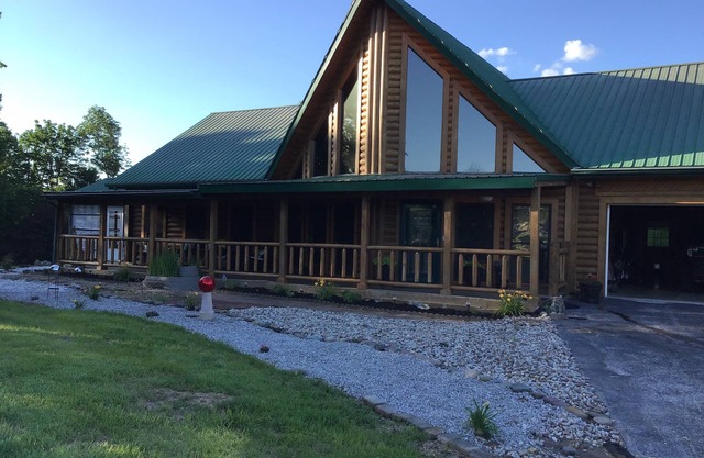 Spacious 5 bedrooms, three stories log cabin with WiFi, AC in charming Bronston