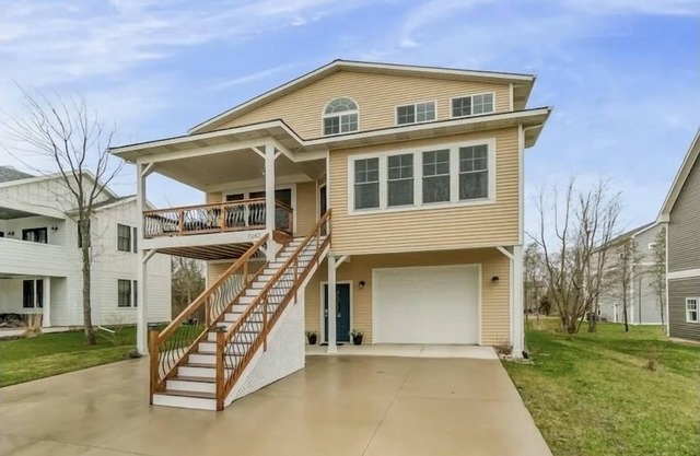 Spacious 5 BR home with game room and views of Lake Michigan - New host 2024