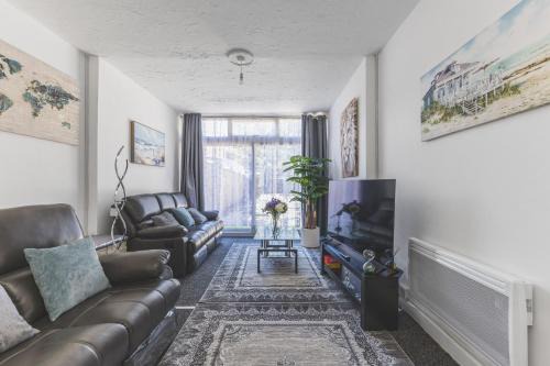 Spacious 5BD Home with Garden and Parking at Hounslow