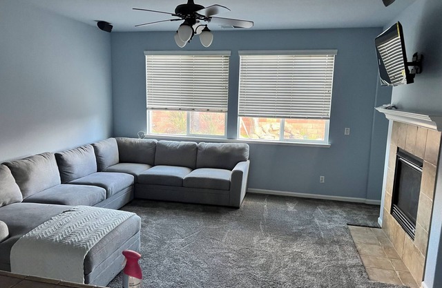 Spacious 6-bedroom house in charming Rancho Cordova w/ AC, WiFi, Swimming Pool