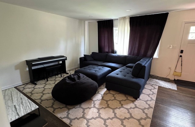 Spacious 6-bedroom house with WiFi and AC in charming Princeton