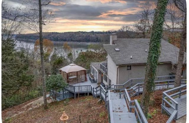 Spacious 6-bedroom house in welcoming Bronston, minutes to Lake Cumberland