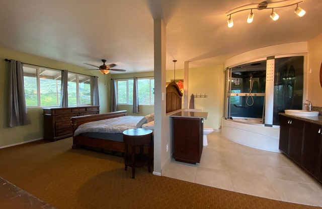 Spacious 6-bedroom house with AC in beautiful Waianae