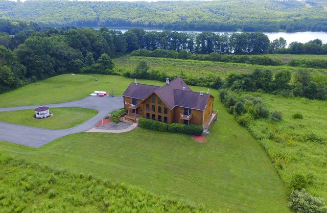 Espacioso registro de 8BD / 7BA en el lago Beltzville en el sur de Poconos - SIN PROM