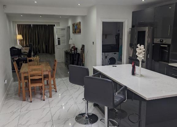 Spacious and modern 2 bed house with garden.