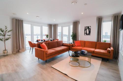 Spacious and Sunny Flat l River Balcony View !