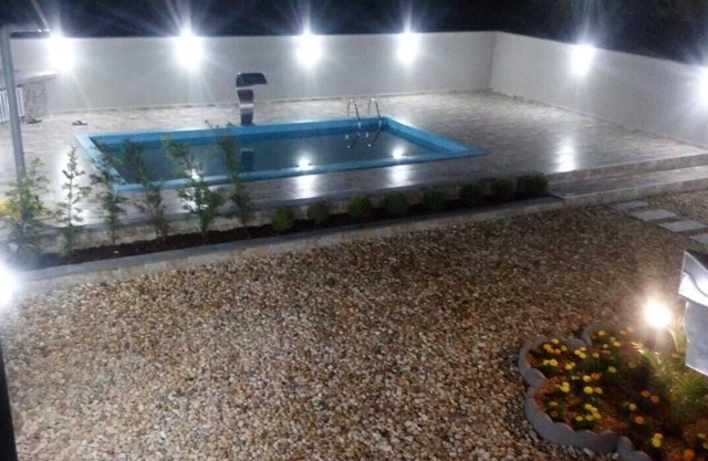 Casa espaciosa y muy cómoda con una espectacular piscina y televisión por cable.