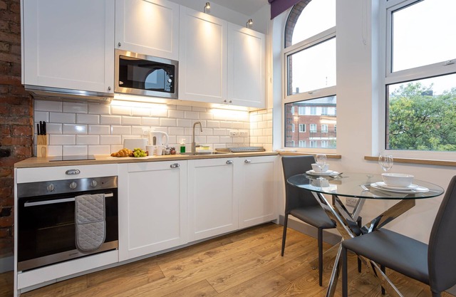 Spacious, Apartment Close to Manchester City Centre By Pillo Rooms
