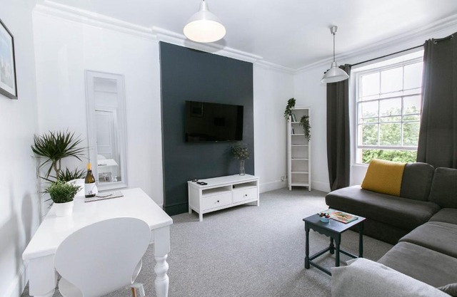 Spacious Apartment, Free Parking, Central Location Near To Uni, Hospital, Town