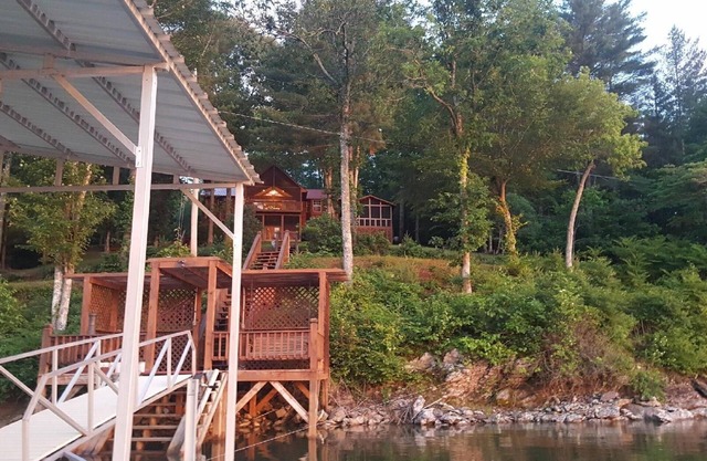 Cabina y muelle privado ubicado en el lago Nottely