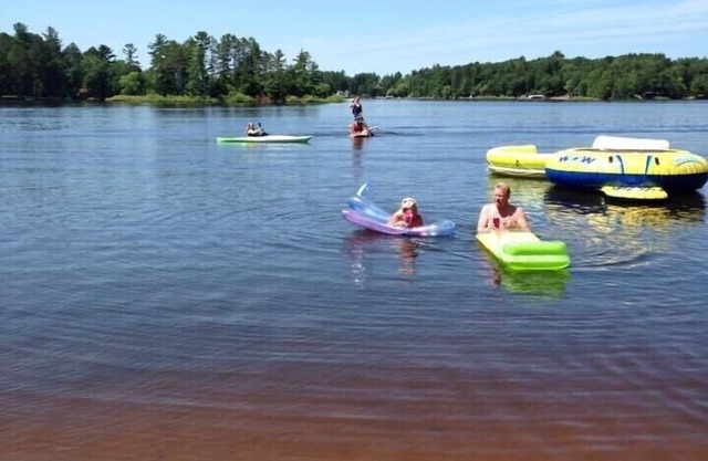 Amplia cabina en la bahía del Lago Nokomis