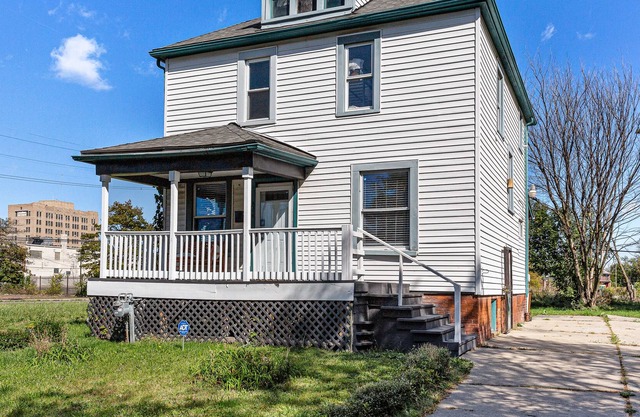 Spacious & central [4BD Apartment]- few mins away from Henry Ford!