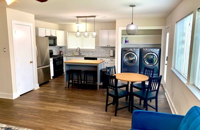 Spacious✨Central location✨KING BED SUITE✨FAST WIFI