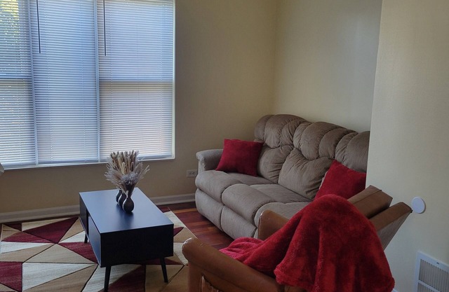 Spacious Charming 4BD/2BTH in Woodlawn Near the University of Chicago!!!!