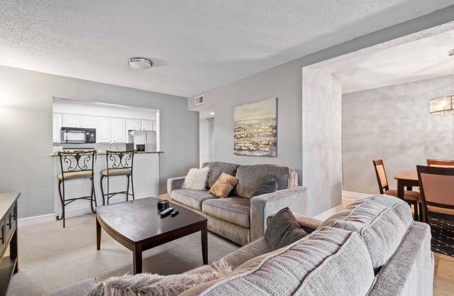 Spacious Condo Central location - Beach, Tennis, Pool walk to Coligny !