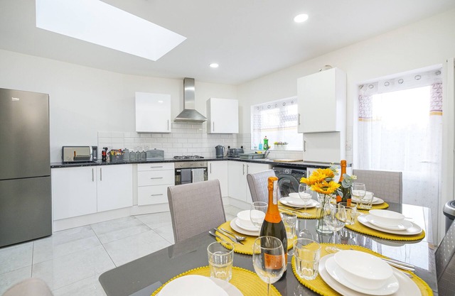 Spacious contractor family groups free parking